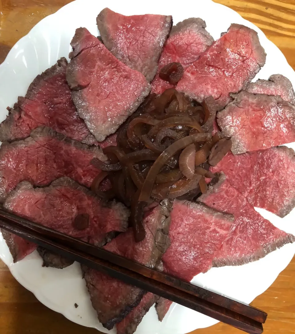 Snapdishの料理写真:ローストビーフ赤ワイン煮|Ryuさん