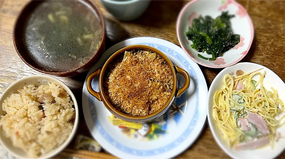 スコップコロッケ・ほうれん草の胡麻和え・スパサラ・わかめスープ・炊き込みご飯|ちびろ菌さん