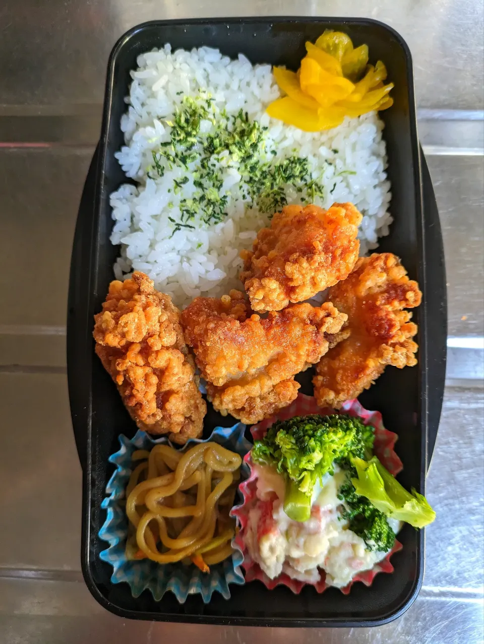 旦那弁当　2023/12/7

からあげ
焼きそば
ポテトサラダ|ユキヨメ♪さん