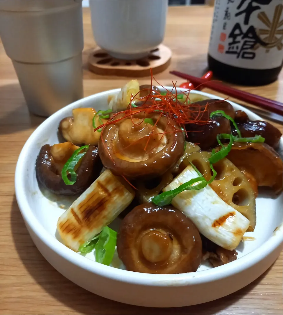 椎茸と蓮根の黒酢炒め。うまかばいも入ってまーす😊|ナオミさん