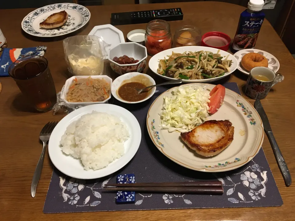 ご飯、ポークソテー、野菜炒め、サラダ、切り干し大根のお惣菜、辛子明太子、沢庵、煮豆、烏龍茶、パインミックスジュース寒天、おからドーナツ(夕飯)|enarinさん