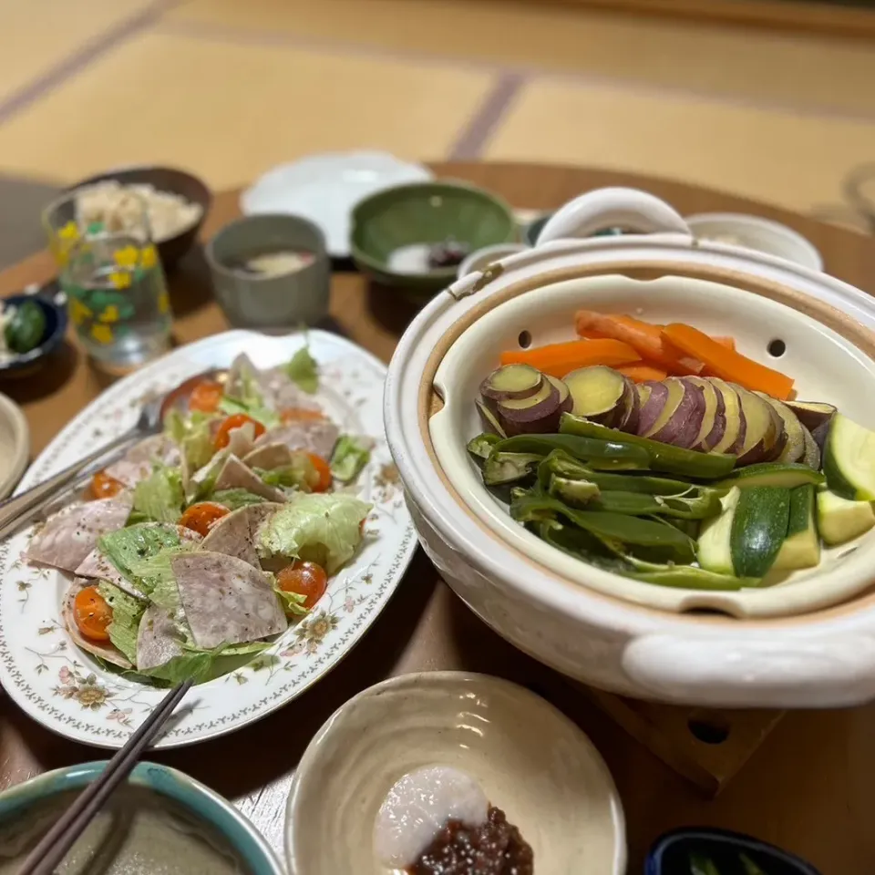 お友達とのご飯会〜その1️⃣蒸し野菜と塩麹パウダーでサラダ♡|さくたえさん