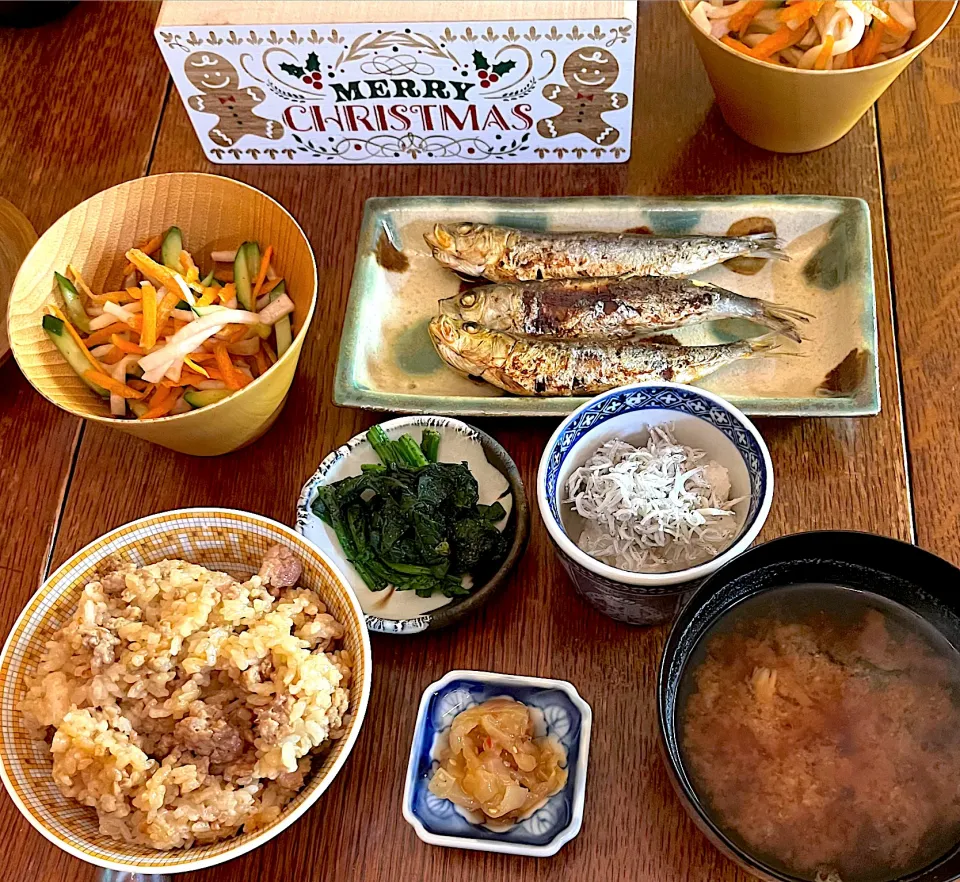 晩ごはん♯イワシの丸干し♯炊き込みご飯♯ボウジャイファン♯しらすおろし♯ほうれん草おひたし|小松菜さん