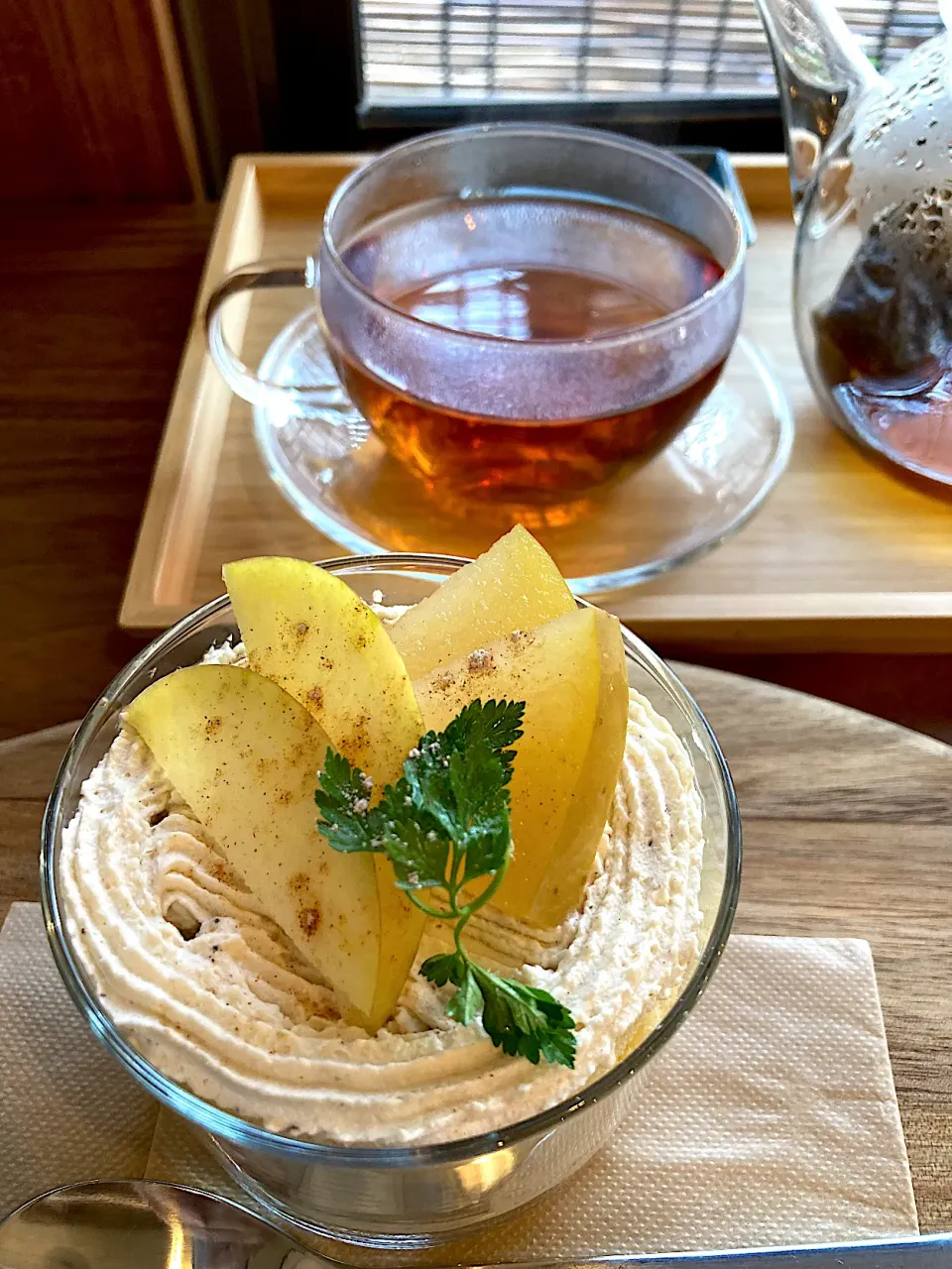 Snapdishの料理写真:りんごと紅茶クリームのグラスケーキとダージリン|よだみなさん