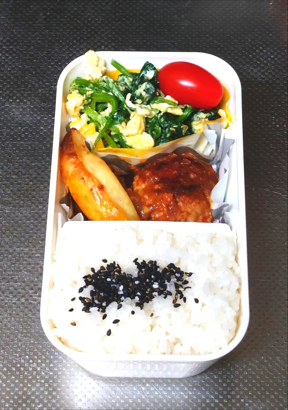 煮込みハンバーグとほうれん草の卵とじ弁当|黒川克博さん