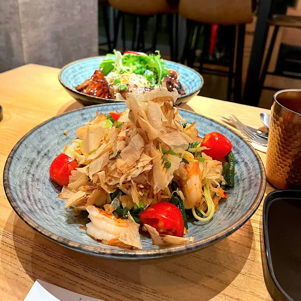 Scallops and tiger prawns green mango and papaya salad|skyblueさん