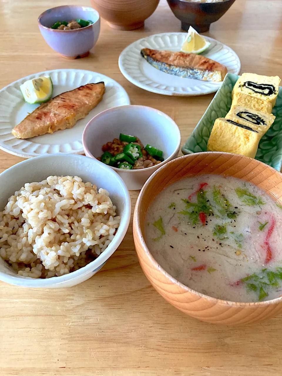 Snapdishの料理写真:塩糀パウダーで下味漬けた焼き鮭で朝ごはん❀.(*´◡`*)❀.|さくたえさん