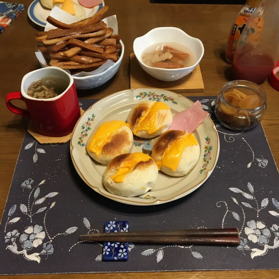 Snapdishの料理写真:ホットサンドイッチ、ボイルドウインナー＆大豆ミート、沢庵、カットワカメ＆フライドレッドオニオン入りタマネギスープ(昼飯)|enarinさん