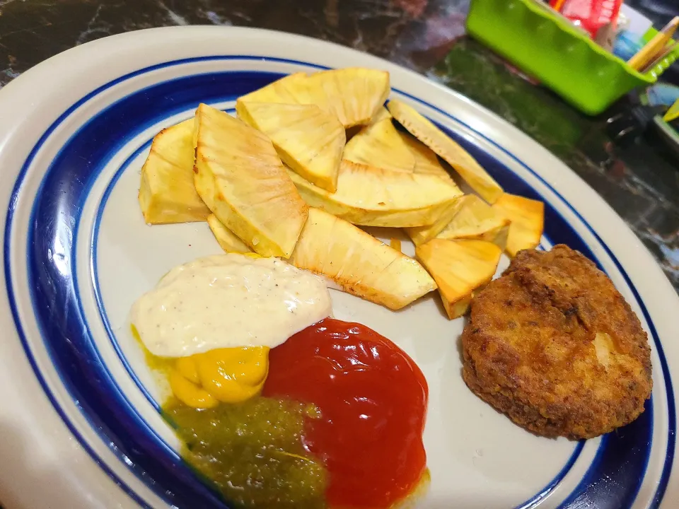 Breadfruit Chips and Fried Shark|Marissa Bakshさん