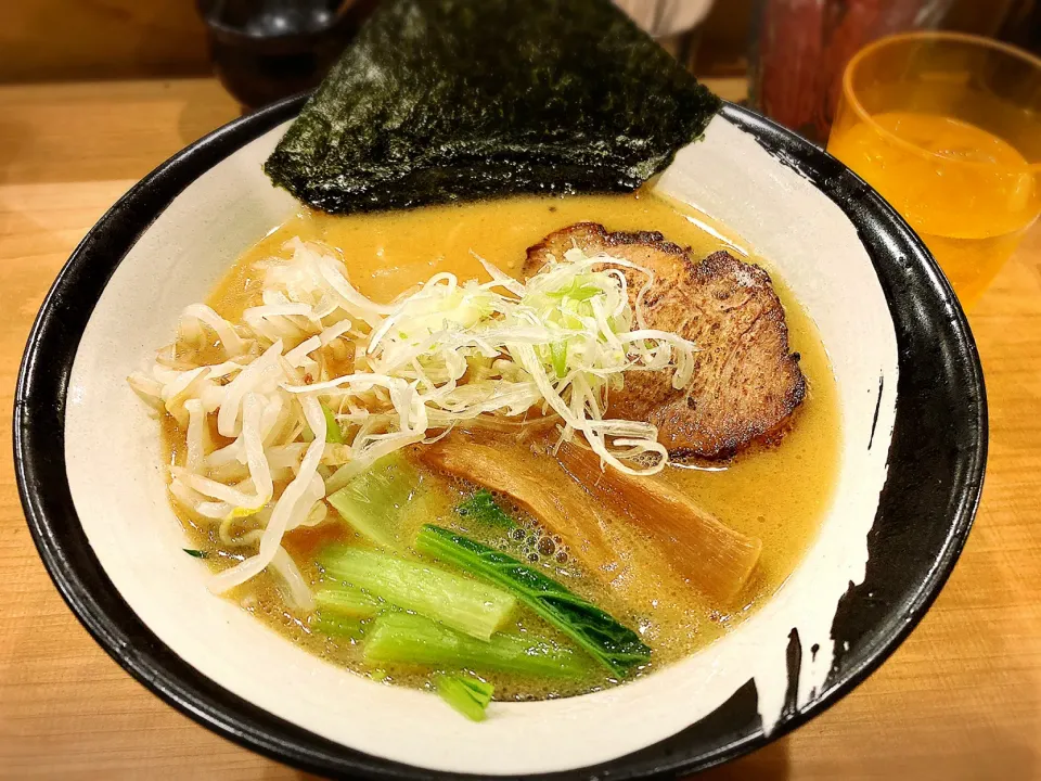 Snapdishの料理写真:鳥取牛骨麺 極旨味味噌麺 ¥800|Blue Moon Caféさん