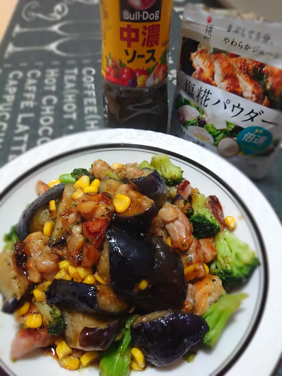 中濃ソースで鶏肉と野菜炒め🥦🥬🐔🌽🍆|まなみさん