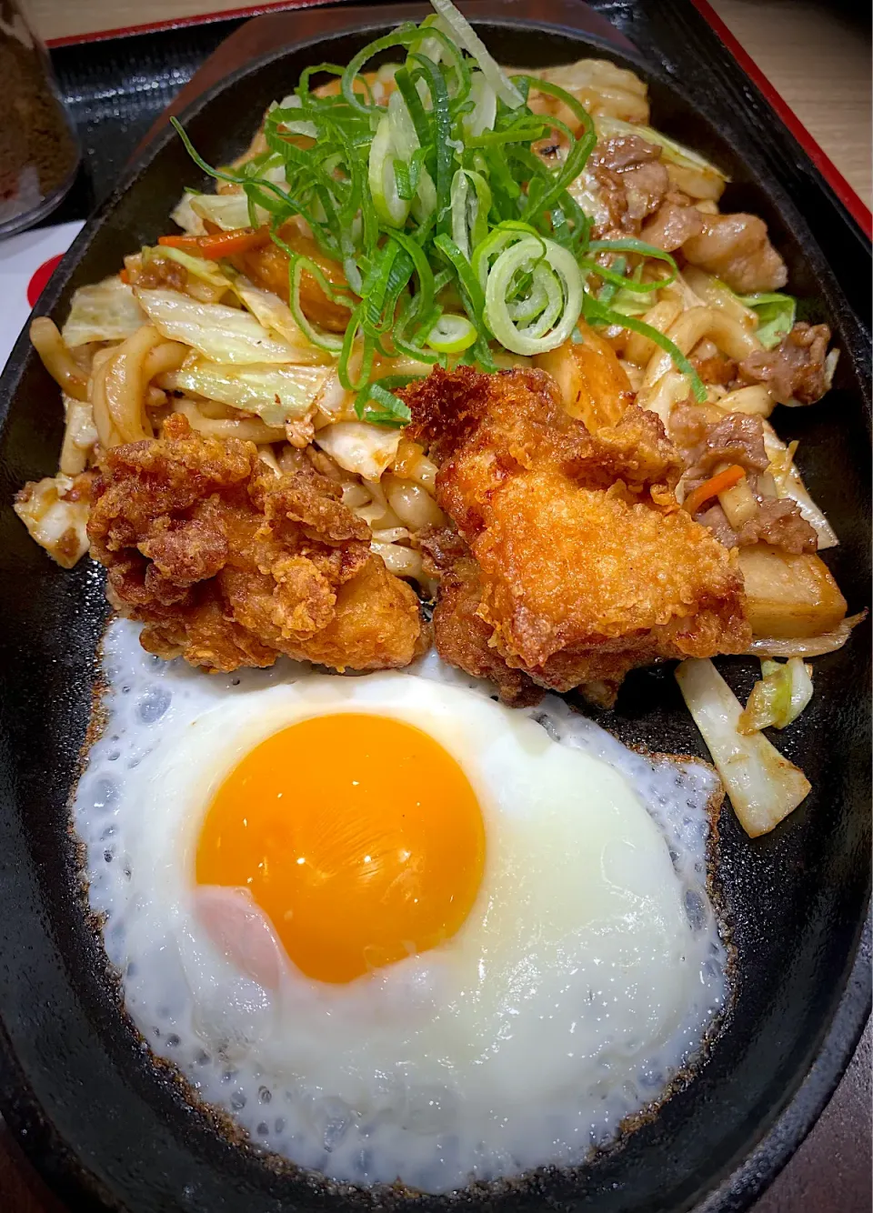 Snapdishの料理写真:唐揚げ焼きうどん 980円|すくらんぶるえっぐさん