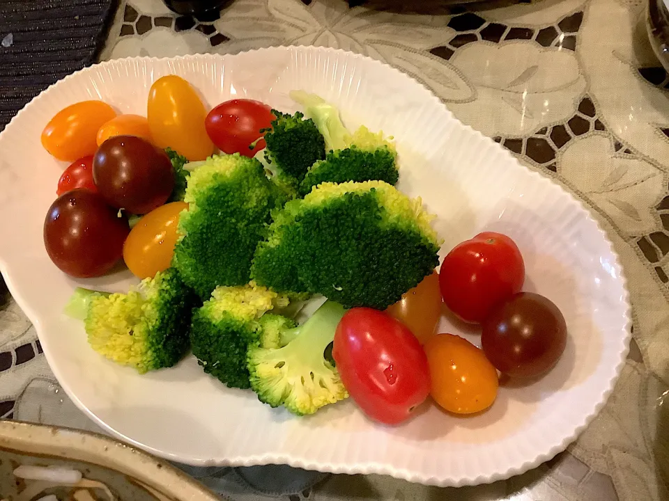 ブロッコリー🥦とミニトマト🍅のサラダ🥗😋|アライさんさん