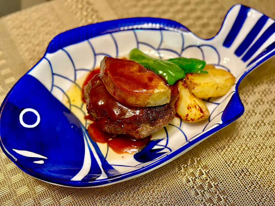 ハンバーグの上に熟成鴨キモ|にゃあ（芸名）さん