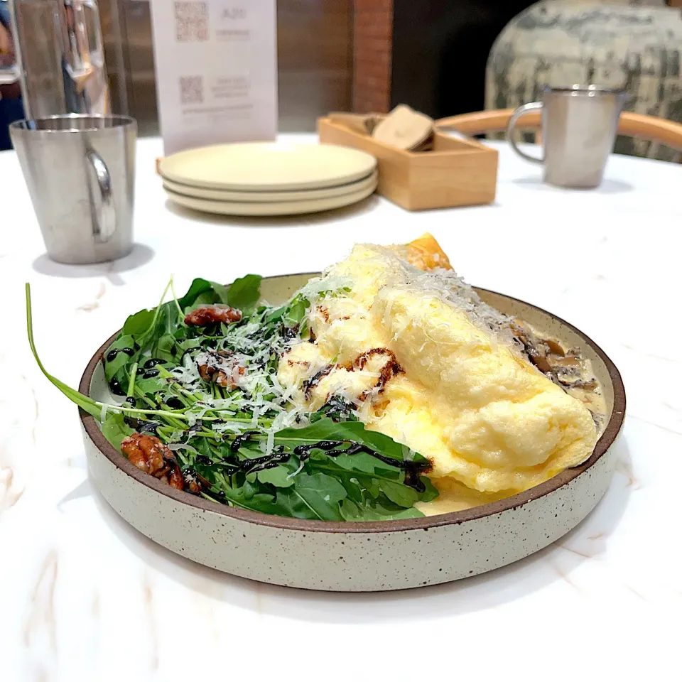 Truffle mushroom soufflé omelette|skyblueさん