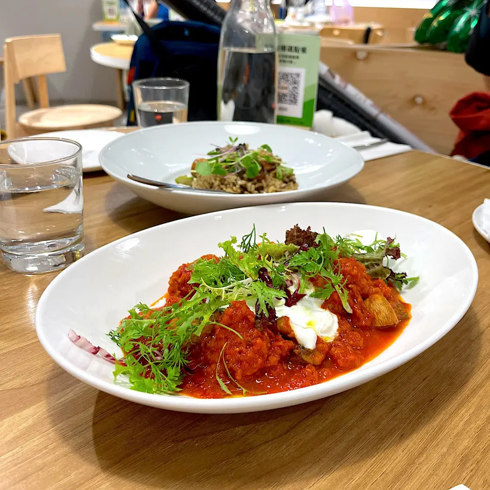 Stew vegan meat ball and mushrooms in red tomato sauce|skyblueさん