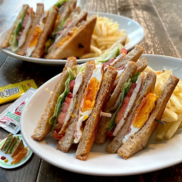 Snapdishの料理・レシピ写真:Clubhouse Sandwich🇺🇸アメリカンクラブハウスサンド｜春がきた♡お外で楽しむバラエティーサンドイッチ！