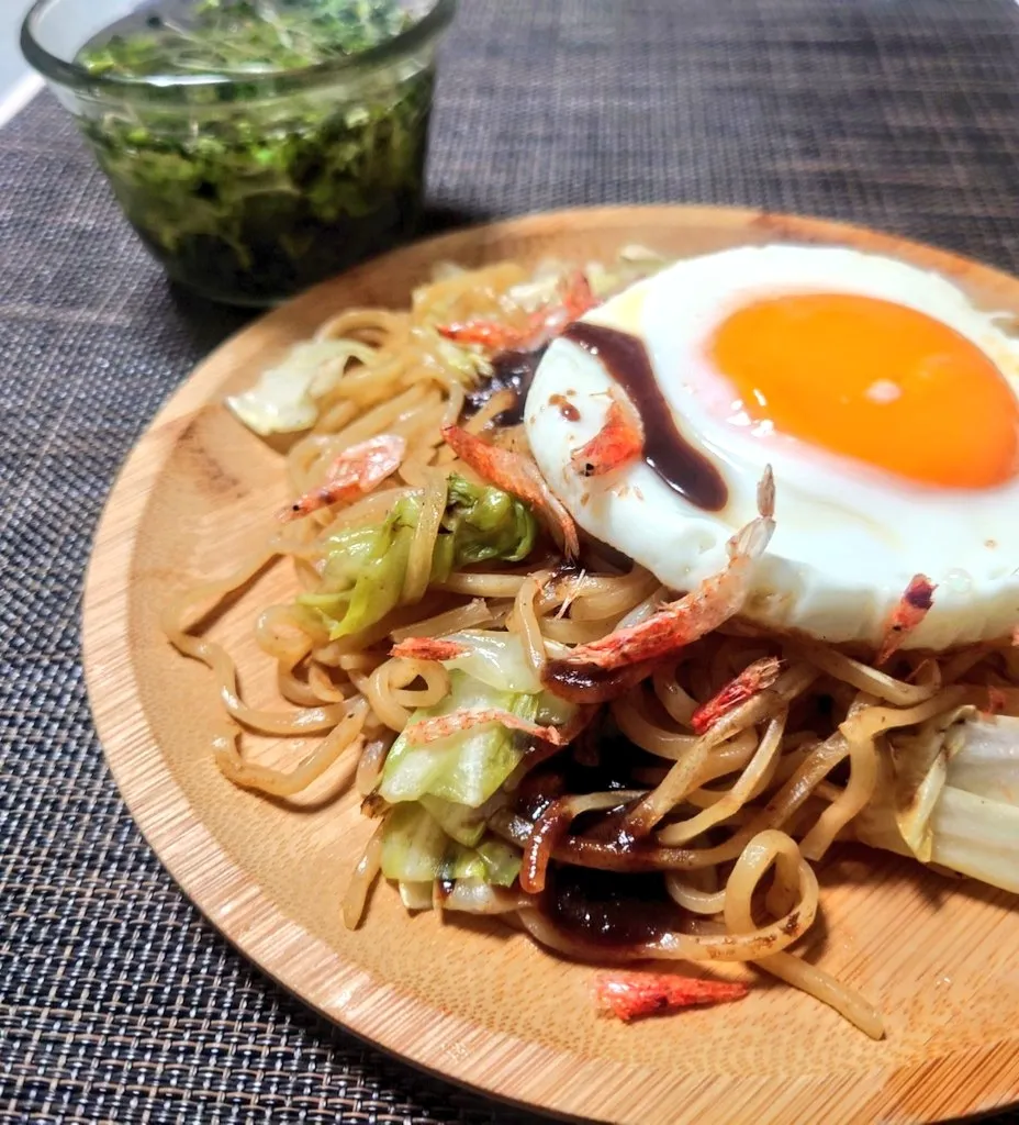 五香辣油de目玉焼きon桶底ソースやきそばと滋養とろとろスープ|マギーさん