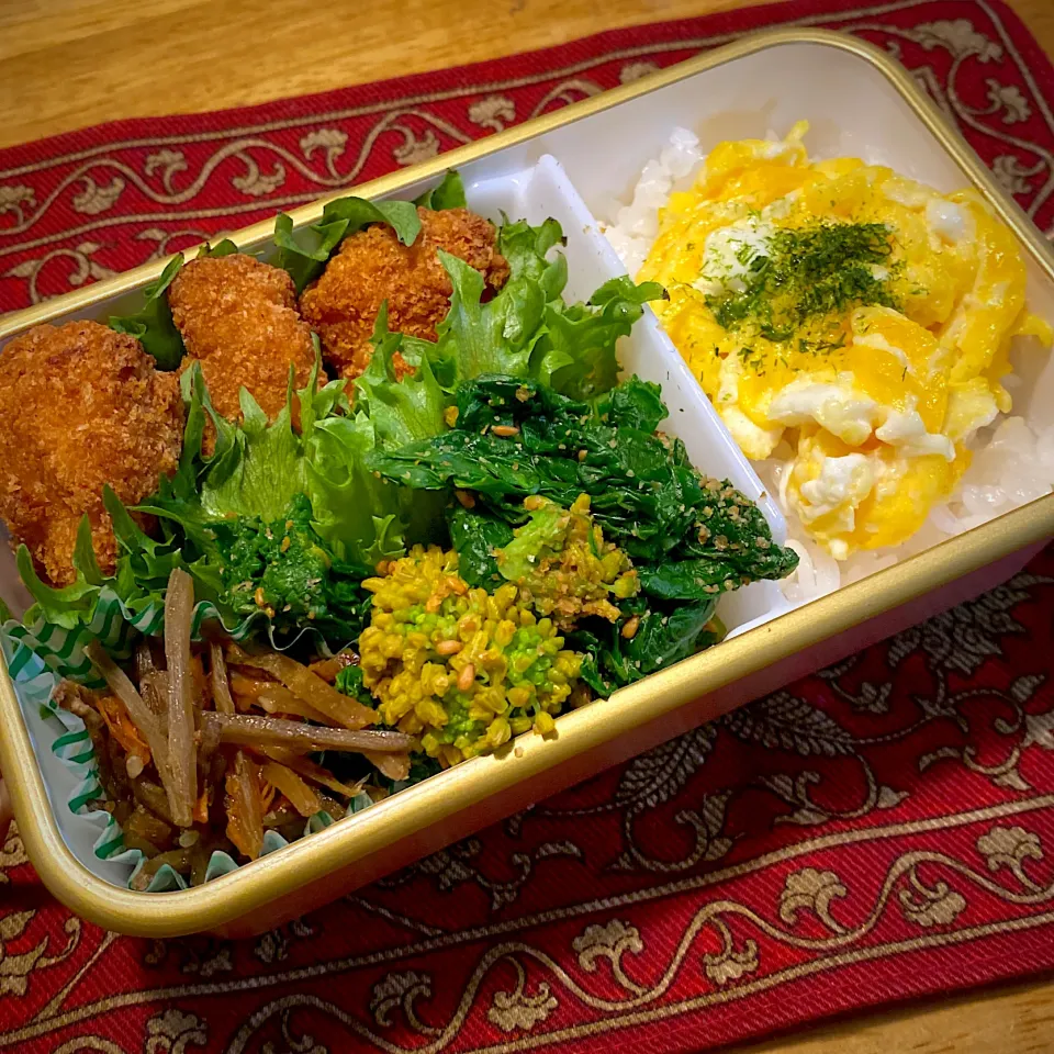 鶏フライと、きんぴらごぼうと、菜の花の胡麻和えと、玉子のせご飯弁当|もえさん