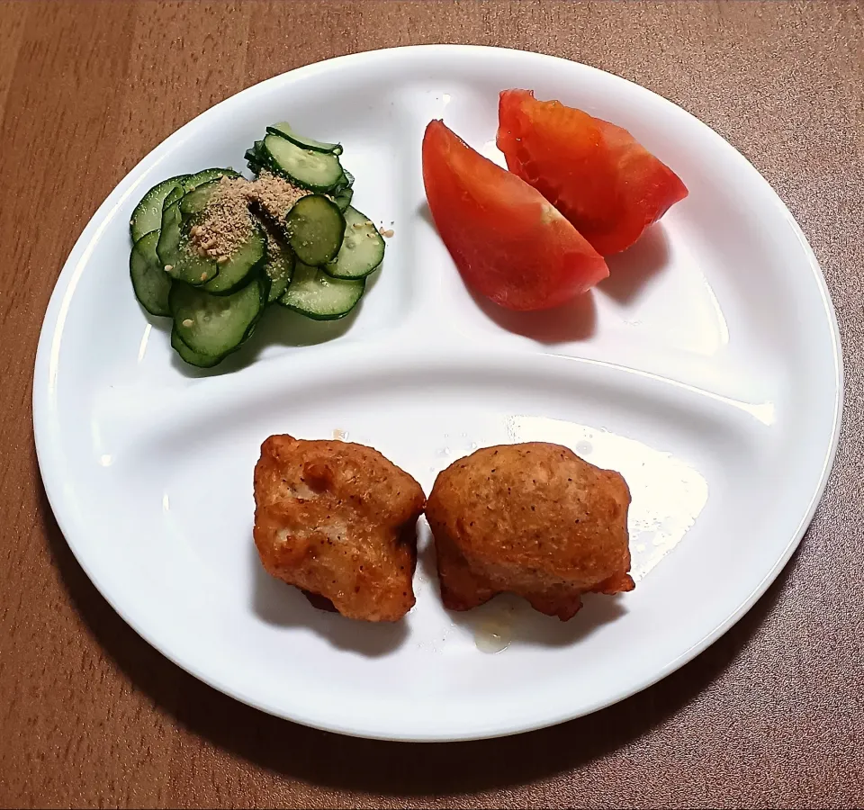 お一人様の晩御飯🌃🍴
唐揚げ
きゅうりの酢の物
トマト
ご飯🍚|ナナさん