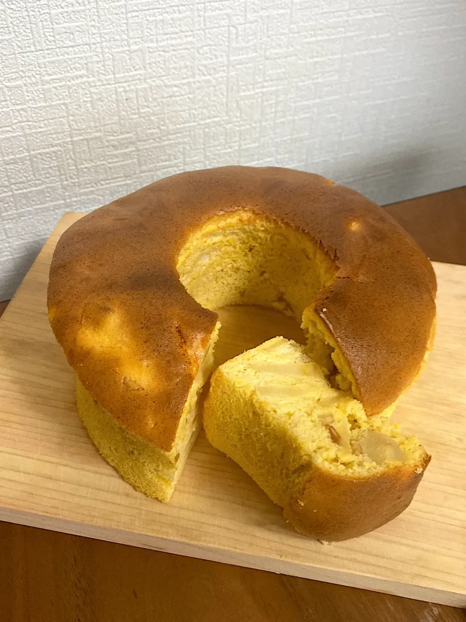 Snapdishの料理写真:りんごとハニーナッツのシフォンケーキ🍎|karinさん