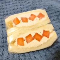 糖度高い旬の柿と、ダージリン生クリームのフルーツサンド