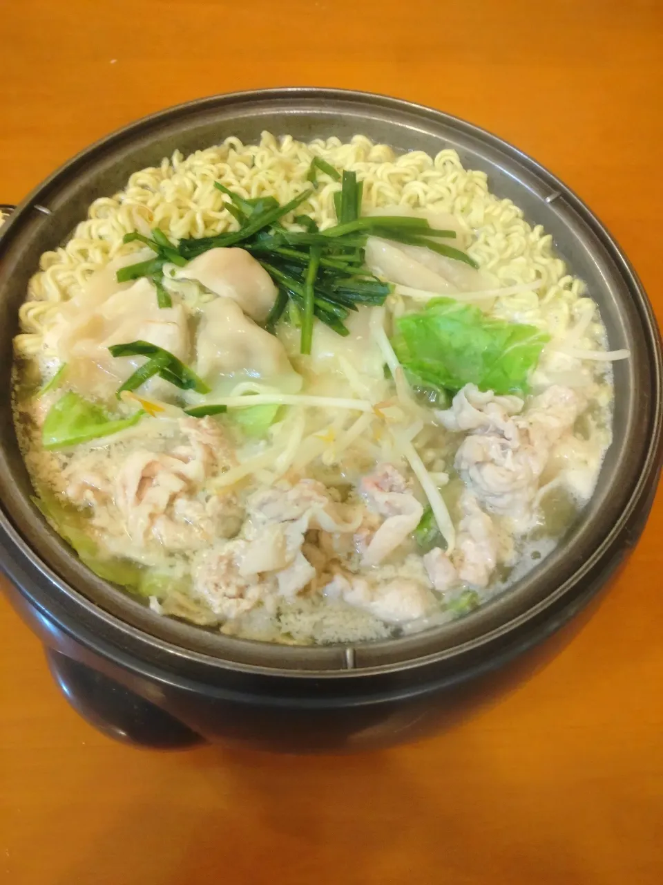 豚バラ肉　水餃子のとんこつラーメン鍋|chikakoさん