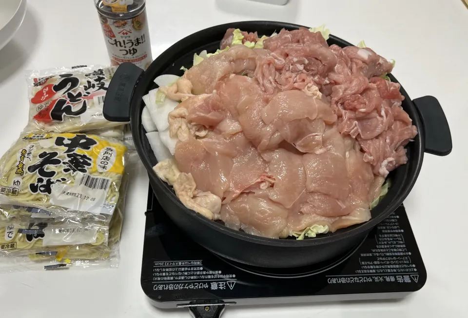 Snapdishの料理写真:晩御飯は☆寄せ鍋。白菜・キャベツ・鍋野菜ミックス・しめじ・えのき・大根・豚こま・鶏むね|Saharaさん