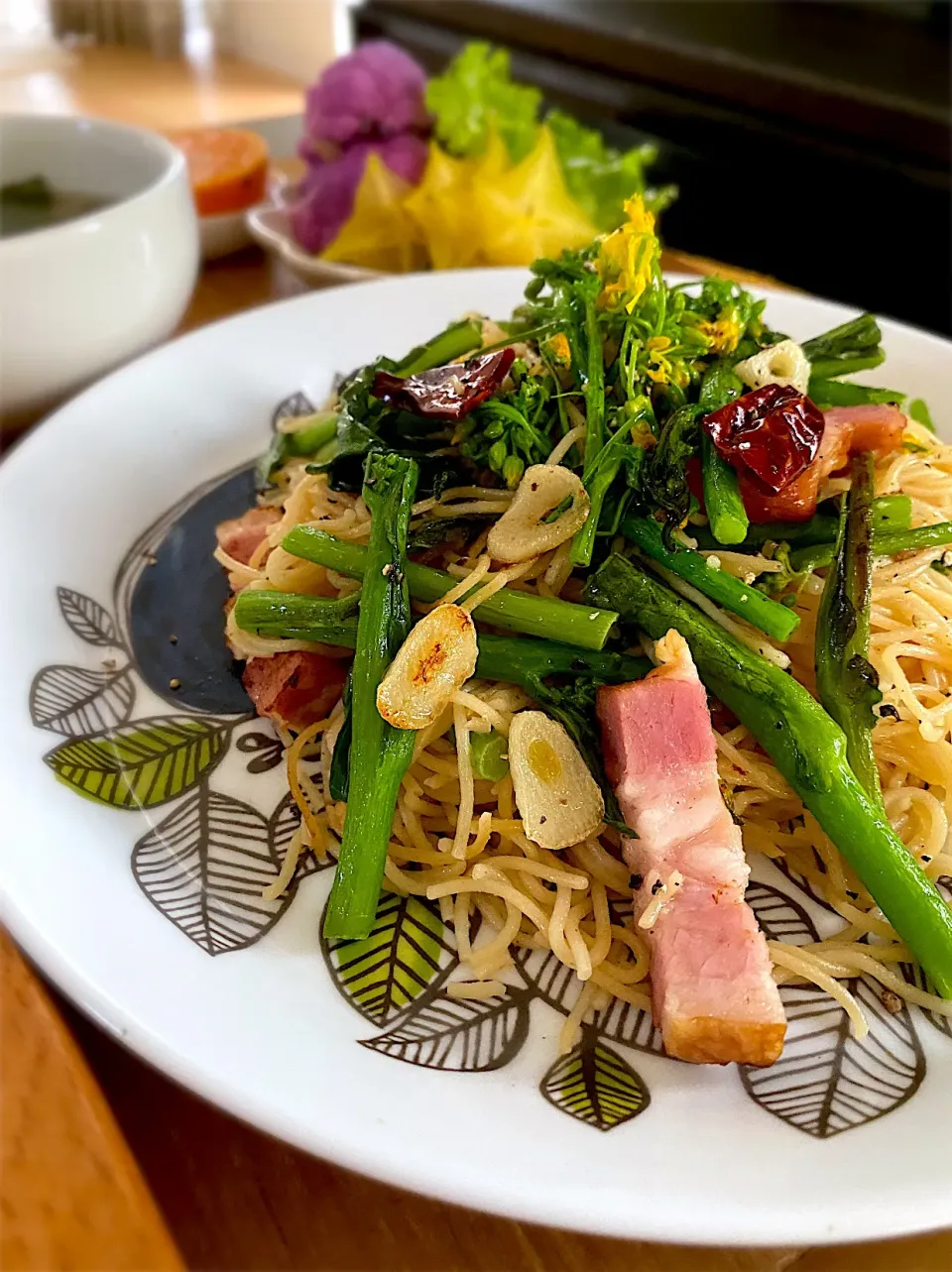 ゆかりさんの料理 アスパラ菜とベーコンのペペロンチーノ🌱ゼンブヌードル 細麺使用🌱|ゆかりさん