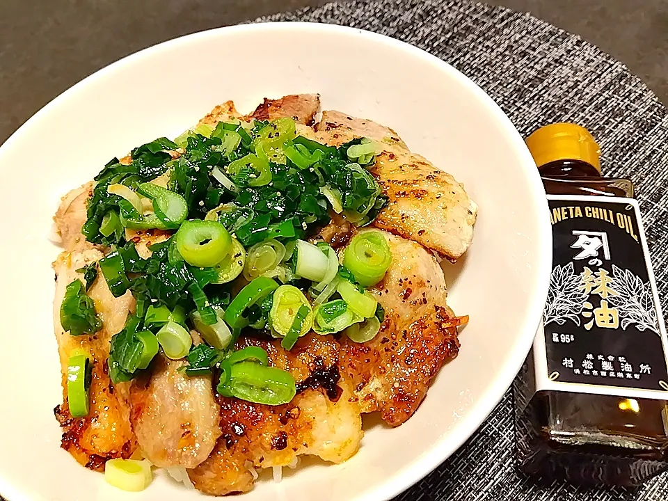 厚切り豚バラ肉の塩ラー丼|ひとり飯さん