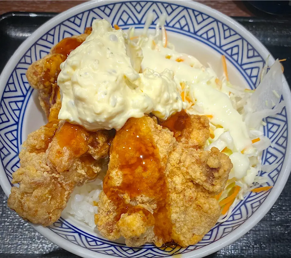 Snapdishの料理写真:タルタル唐揚げ丼 589円|すくらんぶるえっぐさん