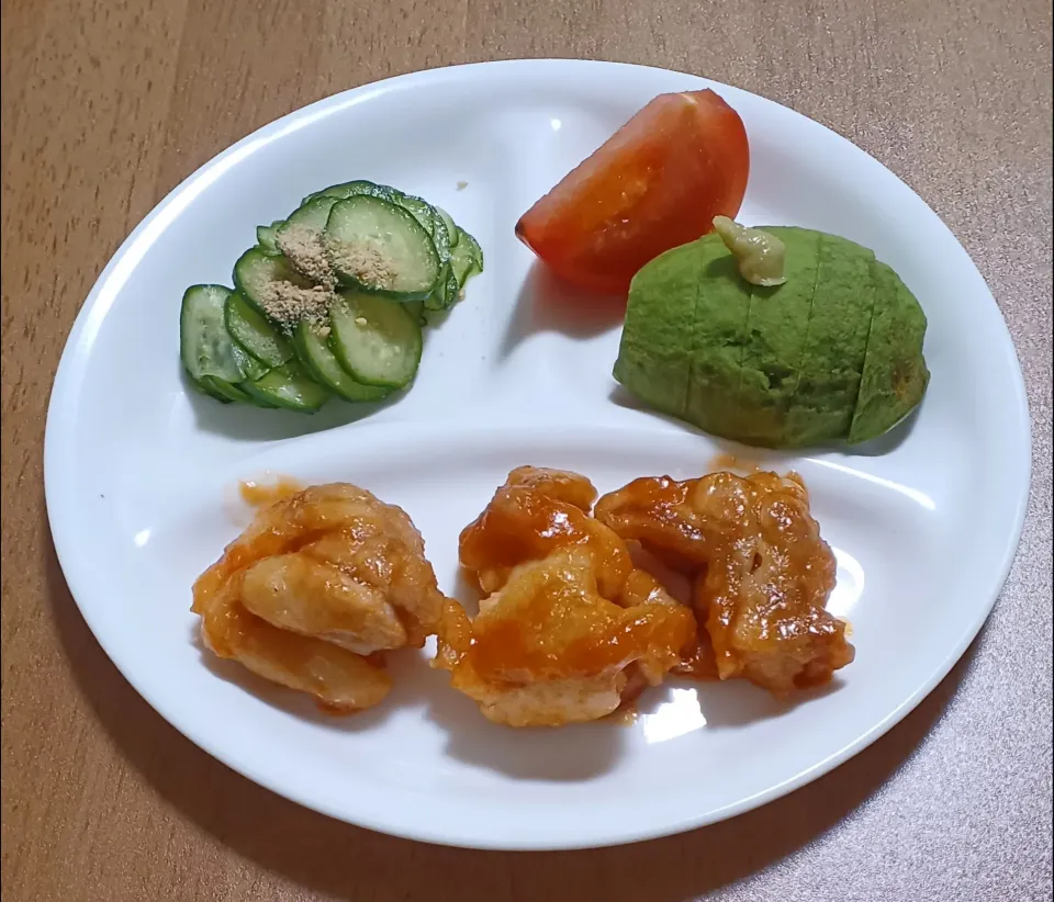 鶏モモ肉のガーリックケチャップ炒め
きゅうりの酢の物
トマト
アボカドの刺身
ご飯|ナナさん