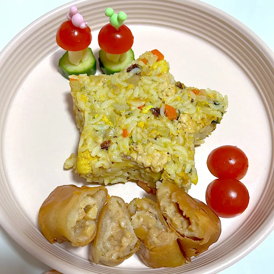 3歳児昼ご飯　先日作り置きしたおかずを全部混ぜてカレー風味チャーハンにした😄|Kahoさん