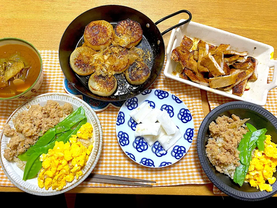 鶏そぼろごはん🐓、梅酢漬け豚のステーキ🐖、大根ステーキ、大根の三五八漬け、大根葉と大根とエリンギの味噌汁|1614さん