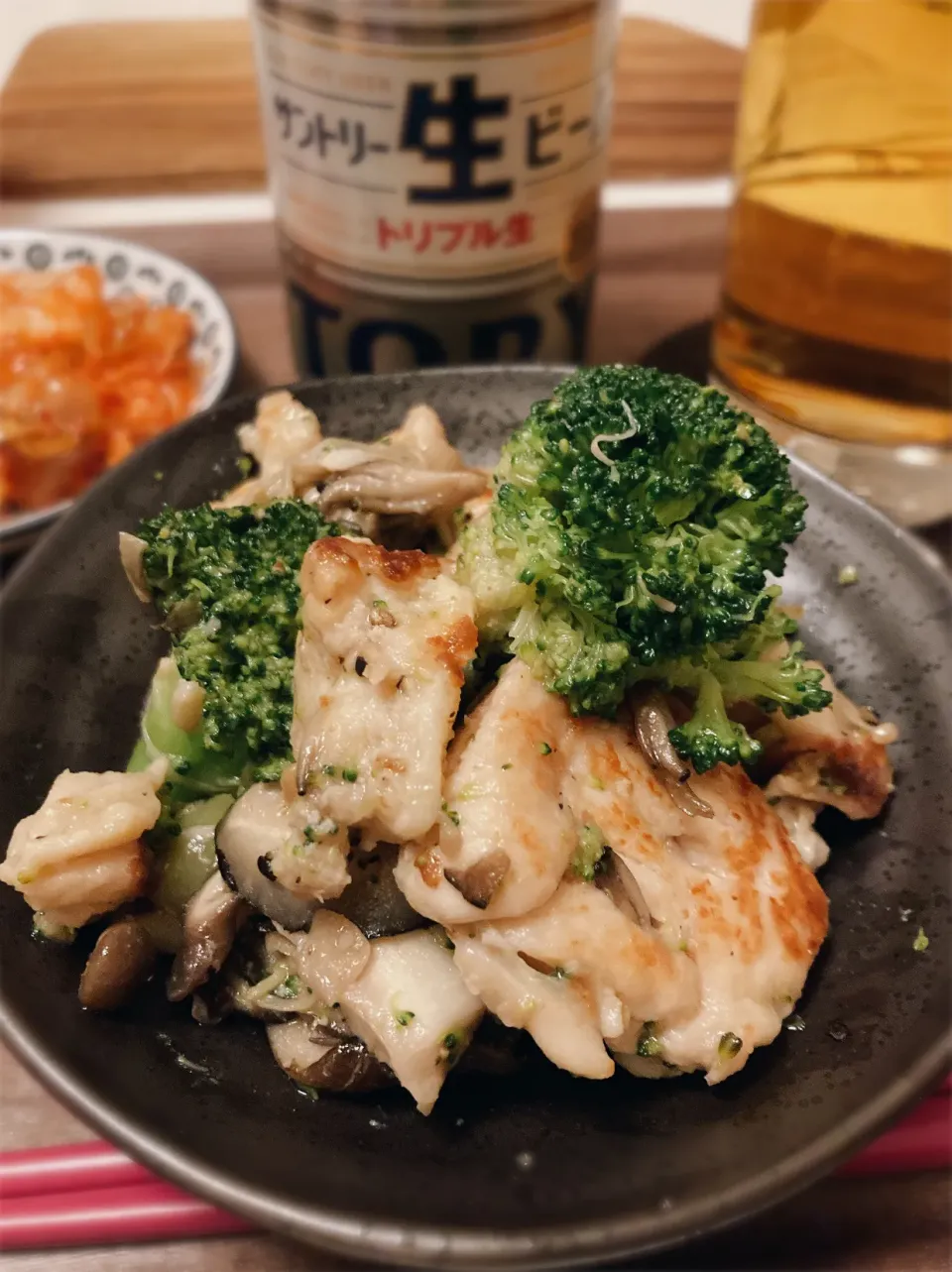 鶏むね肉とブロッコリーときのこの塩糀炒め🥦|gunlove❤さん