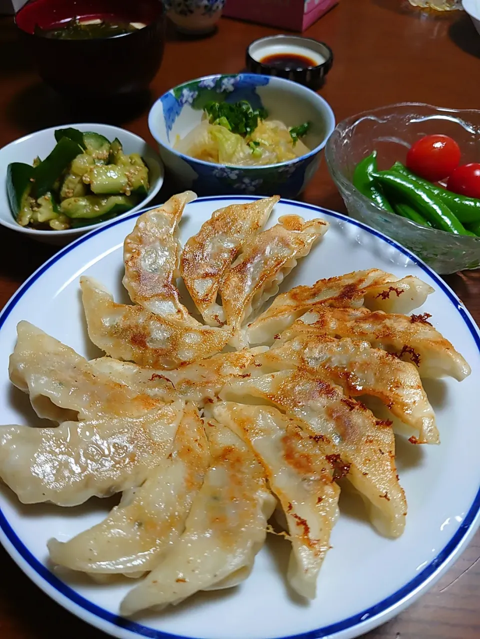 餃子
スナップエンドウのサラダ
きゅうりの中華和え
白菜の煮浸し|ぱやさん