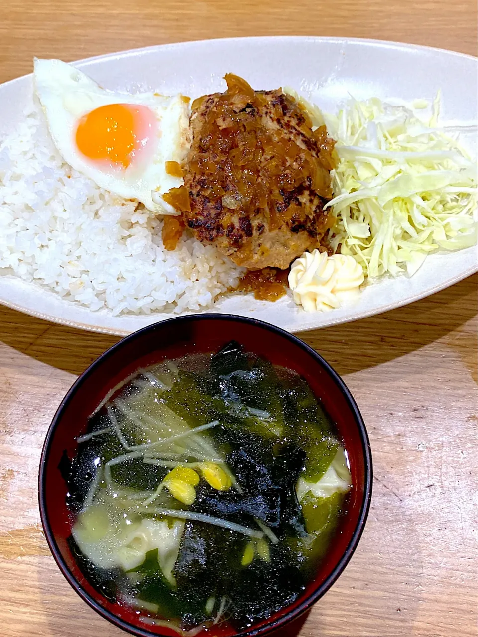 昨日大量に作ったハンバーグを今日も食べたいと子供たちに言われたので、冷凍せずに目玉焼きを添えて夕飯に。水餃子を沢山入れて豆もやしとワカメでスープ。楽ちんご飯でした。|りえはるさん