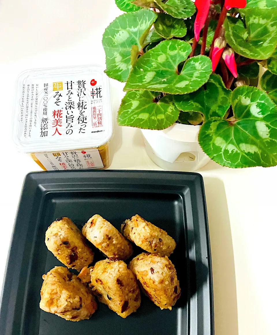 Snapdishの料理写真:味噌焼きおにぎり^ ^糀美人を表面に塗ってます😋美味しい^ - ^|HAMI69さん