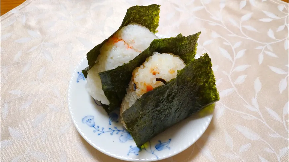 12/10の夜勤弁当🍙
明太子マヨのおにぎり
梅干しと鰹節塩昆布の混ぜ込みおにぎり|卯月さん