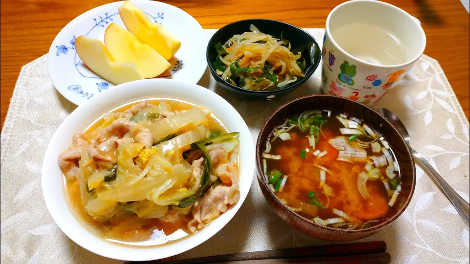 Snapdishの料理写真:12/10の夕食
白菜と豚肉のとろとろ煮
もやしとネギのナムル
根菜の味噌汁|卯月さん