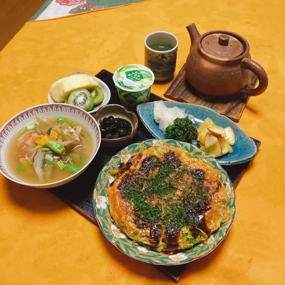 grandmaの晩ごはん☆ 今夜はキャベツ🥬いっぱいのお好み焼き…具沢山のさつま汁で頂きます|kaoriさん