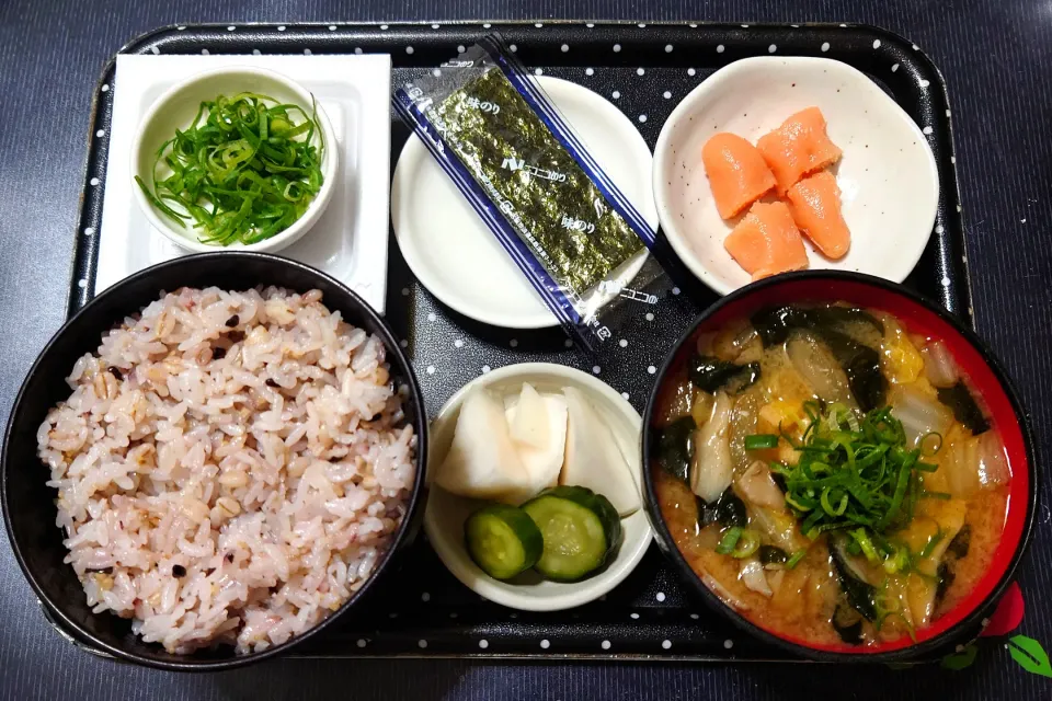 今日の朝ごはん（十六穀ごはんに辛子明太子、味付のり、納豆、白菜と舞茸のみそ汁、かぶときゅうり漬）|Mars＠釜飯作り研究中さん