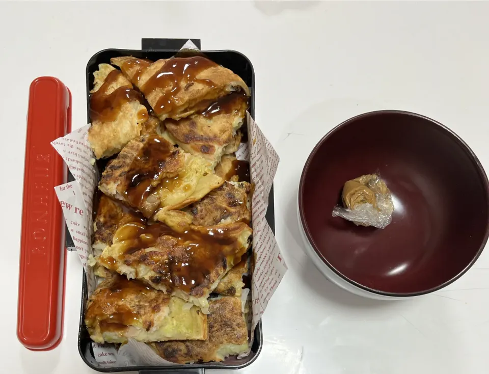 パパ弁☆お好み焼き☆みそ玉。昨日残ったお好み焼きを持ってく。って言うので、食べやすい様に切ってたら四隅は子供達が食べてました(つД`)ノ食欲おばけめ👻|Saharaさん