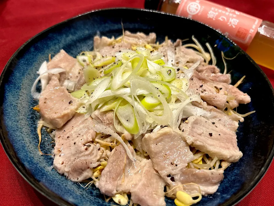 Snapdishの料理写真:豚肉ともやしのレンチン蒸し|こずりんさん