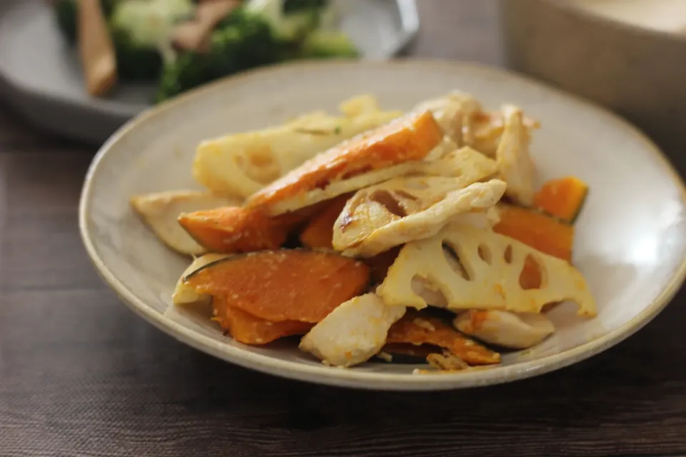 かぼちゃと蓮根と鶏胸肉のマヨにんにく生姜炒め|ちいさなしあわせキッチンさん