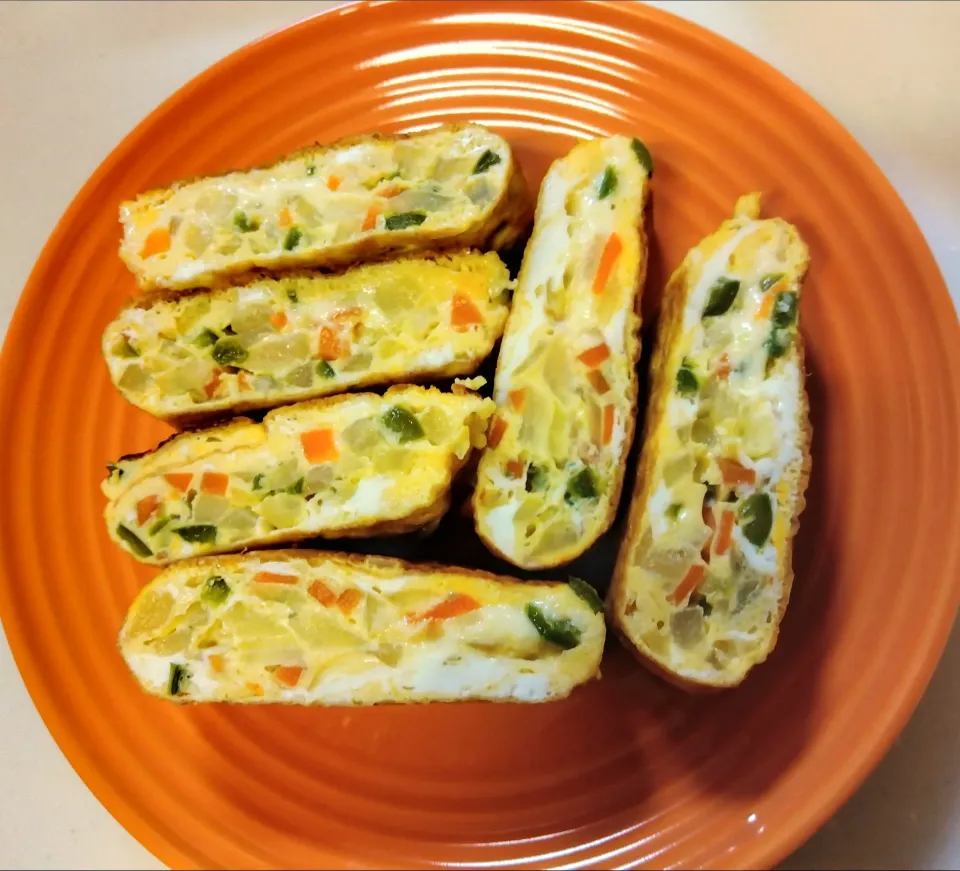 いつものオムレツを卵焼きみたいにしてみた!
*卵、🧅人参🫑、とろけるスライスチーズ、
マジックソルト味付け。|m.rafuさん