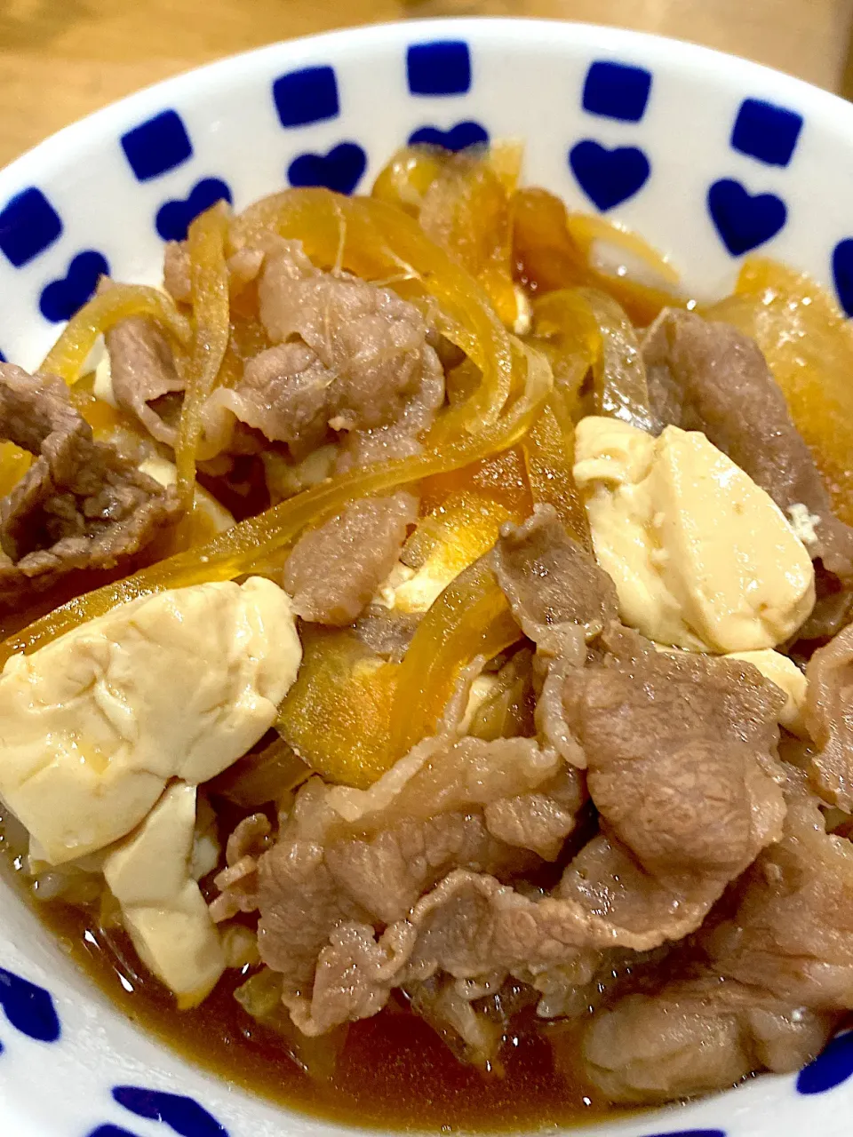 今夜は子供たちが空手なのでさっと食べれる牛丼。奮発して米沢牛。米沢牛の牛脂で玉ねぎを炒めかさましに、絹豆腐を入れました！|りえはるさん