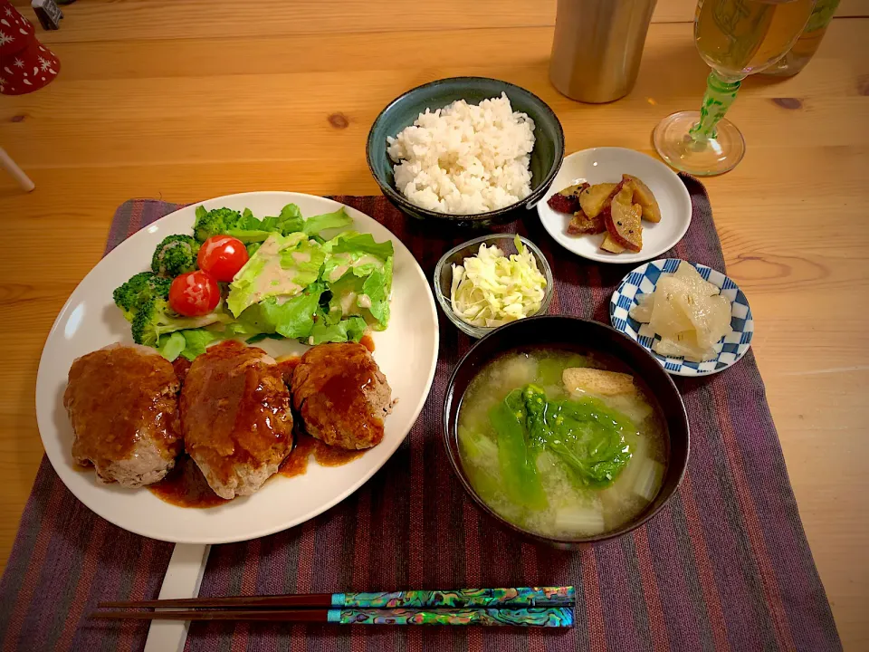 Snapdishの料理写真:2023/12/9 晩ごはん🍚ハンバーグ　昨日は忘年会で飲み過ぎました💦|ひーちゃんさん