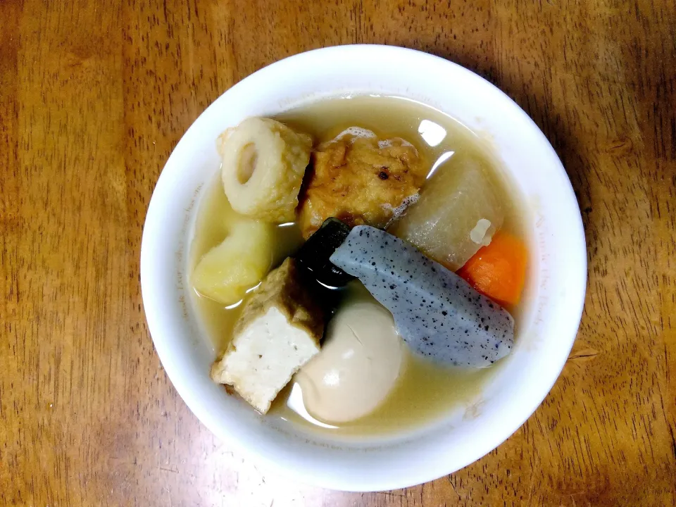 Snapdishの料理写真:おでん
寒くなると、おでんが食べたくなります。
こちらでは、上げ蒲鉾がたくさん製造されてるので、これも入れて楽しみます。|mitsu yamaさん