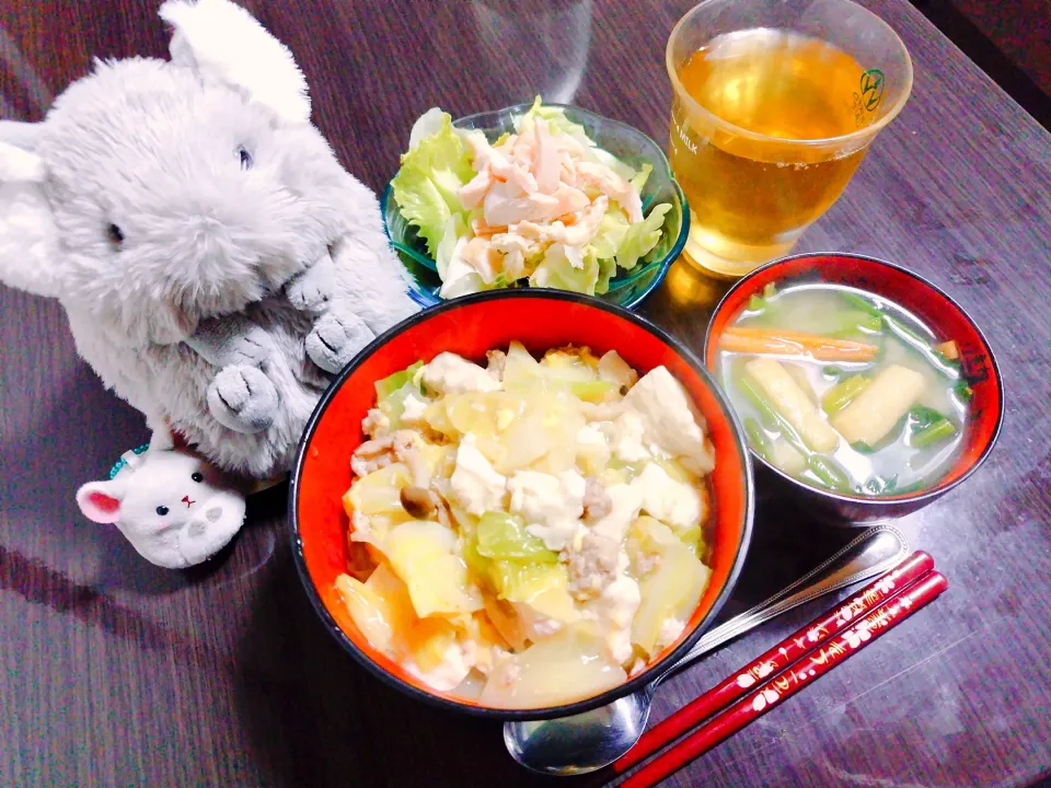 キャベツと豆腐のあんかけ丼、ほうれん草と人参と油揚げの味噌汁、蒸し鶏のサラダ|サトリさん